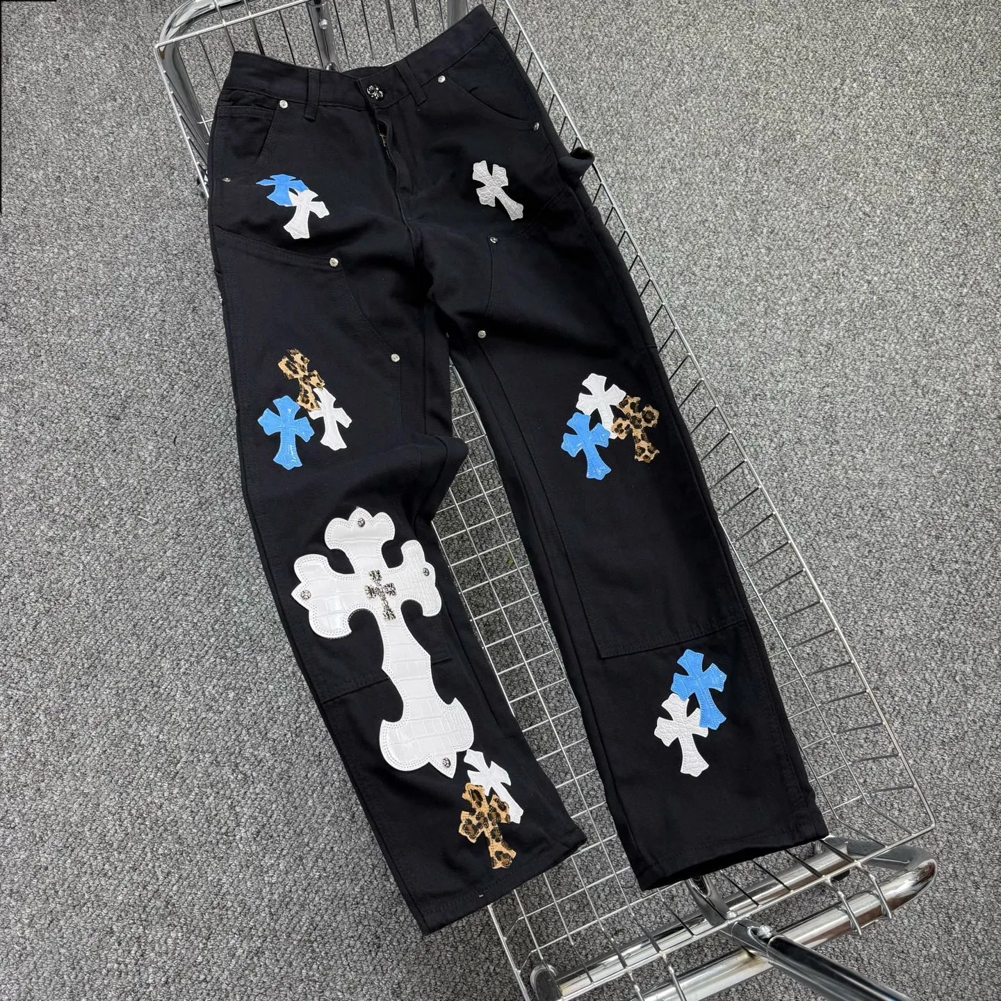 P290 model number: H860 chrome hearts Top Cow King F&F Limited to relatives and friends 1of1 Carhartt base version Jeans Three-dimensional version Loose and comfortable, not picky about body shape Look taller and slimmer Factory Seiko Original quality control Same style for men and women Can be matched with couples Versatile recommendation Must-have jeans for all seasons Hipsters have been disappointed From the quality selection of fabrics, the tailoring of details, and the matching of patterns are impeccable! The upper body is so handsome when worn...it can be easily worn by men, women and children! The craftsmanship is made of heavy-duty washed pure cotton denim fabric. After washing, it is soft and thick and looks very stylish when worn. Size: 28, 30, 32, 34, 36 (S-XXL) Color: black